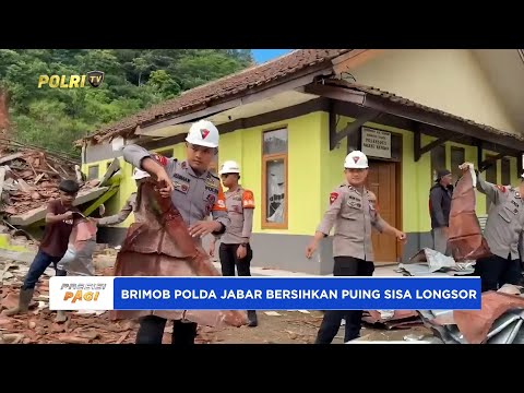 PATROLI SAR BRIMOB POLDA JAWA BARAT BERSIHKAN PUING SISA LONGSOR