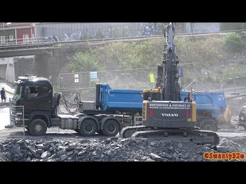 4K| Scania R580 Semi Truck Gets Loaded By Volvo ECR305C Excavator