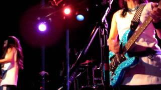 Shonen Knife - &quot;Konnichiwa&quot; (live)