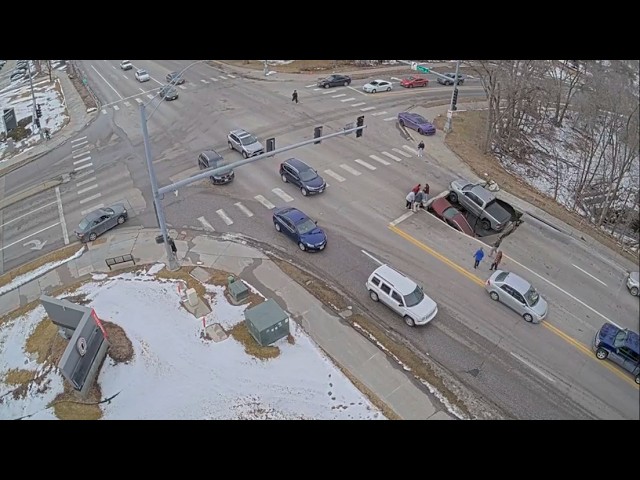 Socavón se abre de repente en plena calle y 'se traga' dos coches