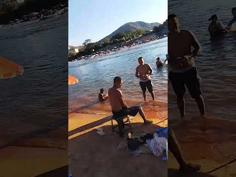 Éu conversando e mostrando o movimento da praia quarto crescente Aragarças Goiás 