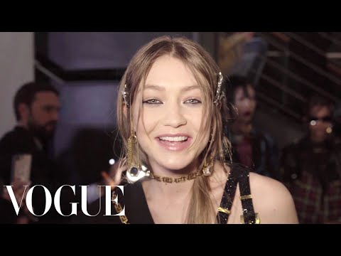 Gigi Hadid、Candice Swanepoel等人在範思哲2019秋季秀場的後臺｜ Vogue (Gigi Hadid, Candice Swanepoel and More Backstage at Versace’s Fall 2019 Show | Vogue)