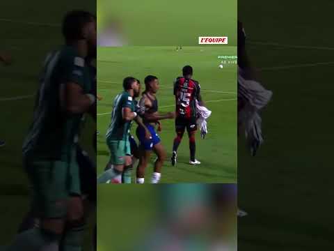 😡 L'équipe adverse n'apprécie pas la célébration et ARRACHE le maillot de Jean Lucas #shorts