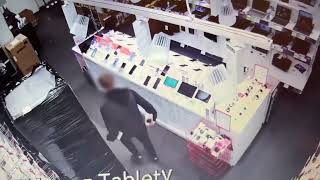 Wideo: Wszed� do sklepu i wzi�� towar jak sw�j. Wszystko nagra�y kamery