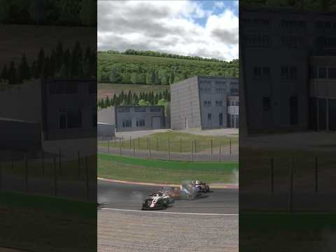 3 accidentes independientes en la misma curva y en el mismo momento en #iRacing #shorts