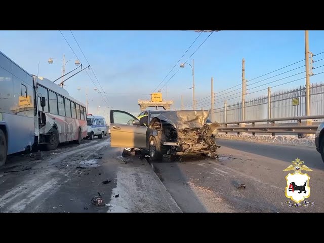 На плотине ГЭС в Иркутске столкнулись две иномарки и два троллейбуса