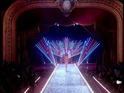 Victoria's Secret Fashion Show 2003 Opening. Director Hamish Hamilton