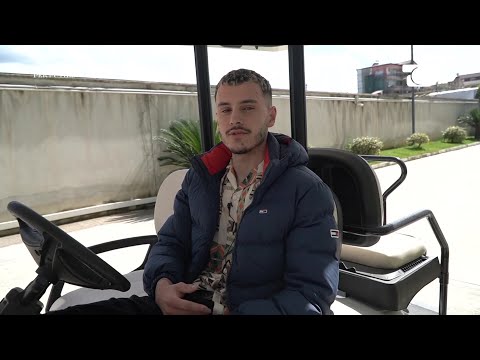 Artjoni kë zgjedh nga 3 vajzat që pëlqen? Për’puthen prapaskena