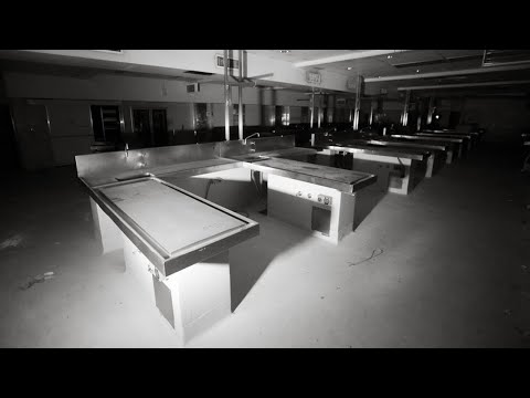 Erkundung einer riesigen verlassenen Leichenhalle (unberührt)