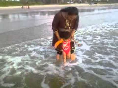 ANNI & ANOOSHA AT COLVA BEACH.3GP