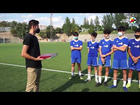 Los alumnos del Cadete A entregaron a Marcos Tebar una placa en reconocimiento a su trabajo