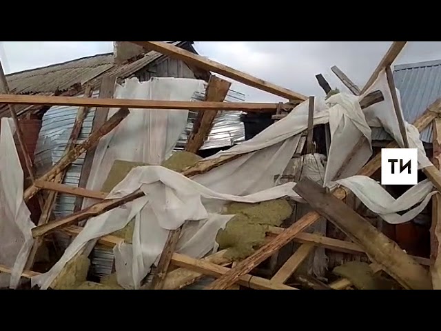 С пяти домов в Алексеевском районе РТ ветром сорвало крыши