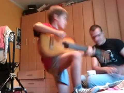 Strahinja i ujka pevaju i sviraju