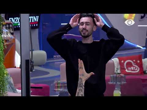 Kristi këndon këngë për Kosovën, banorët e duartrokasin