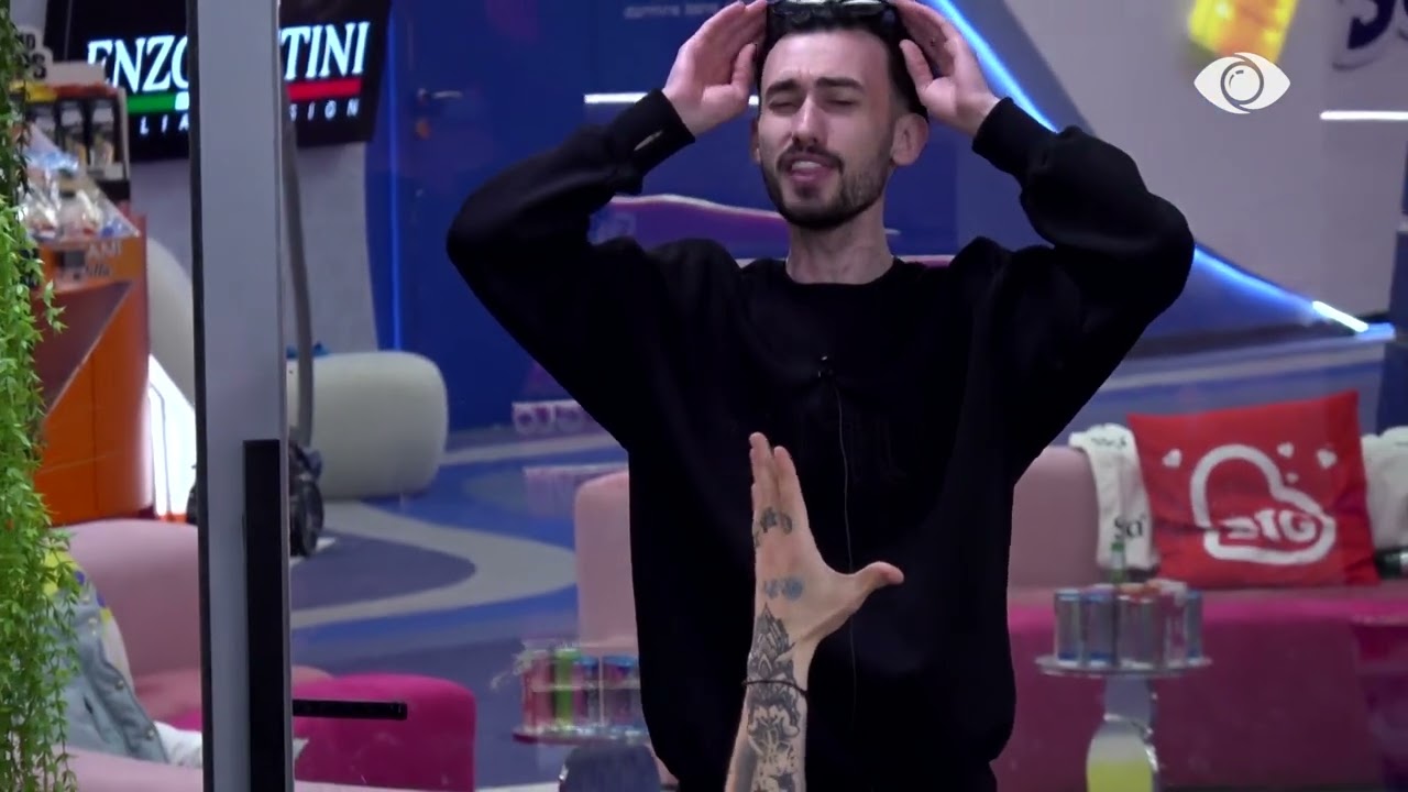 Kristi këndon këngë për Kosovën, banorët e duartrokasin