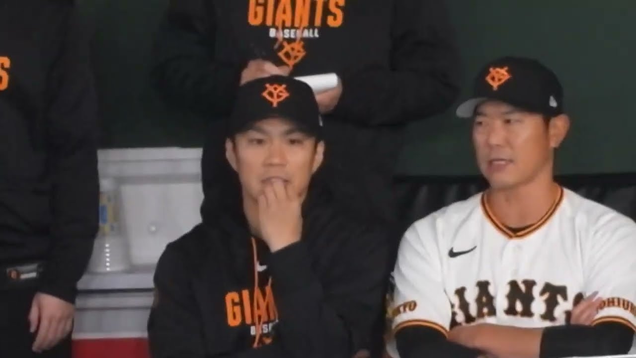 ベテランコンビ　内海哲也コーチと先発則本昴大がベンチで話し合う　ジャイアンツ