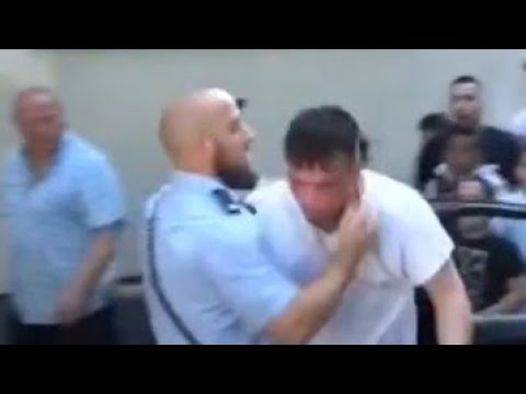 Jigzaw wird von einem Polizist geschlagen