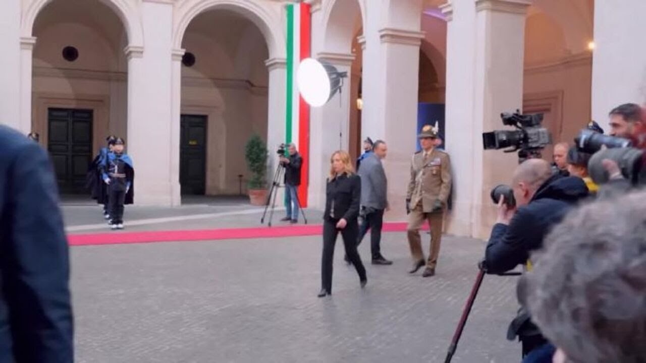 Zelensky a Palazzo Chigi, abbraccio e stretta di mano con Meloni al suo arrivo