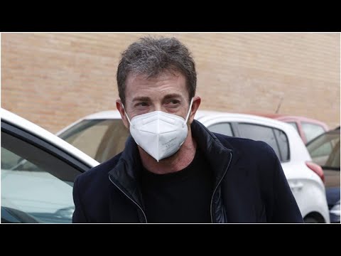 Pablo Motos, con gesto serio, acude al tanatorio para dar el último adiós a su amigo, Quique Sa...