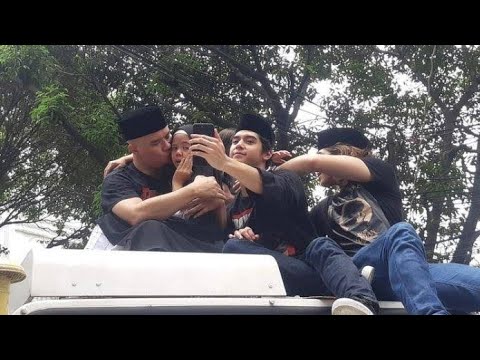 PEMANDANGAN UNIK SAAT AHMAD DHANI DINEMPUT RIBUAN MASSA; SAFEEA AHMAD DIGENDONG DI TENGAH KERUMUNAN