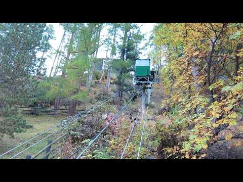 Standseilbahn Zermatt Chalet Les Ecureuils - Wagen kommt in die Talstation 2019 rechts