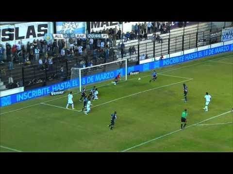 Vildozo estrelló un cabezazo en el travesaño. All Boys - Rafaela. Fecha 6. Final 2013. FPT