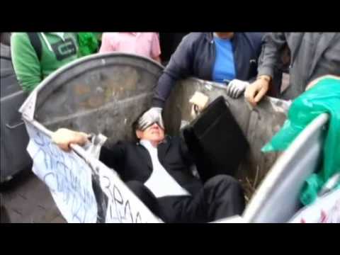 Político ucraniano é jogado no lixo em frente ao Parlamento