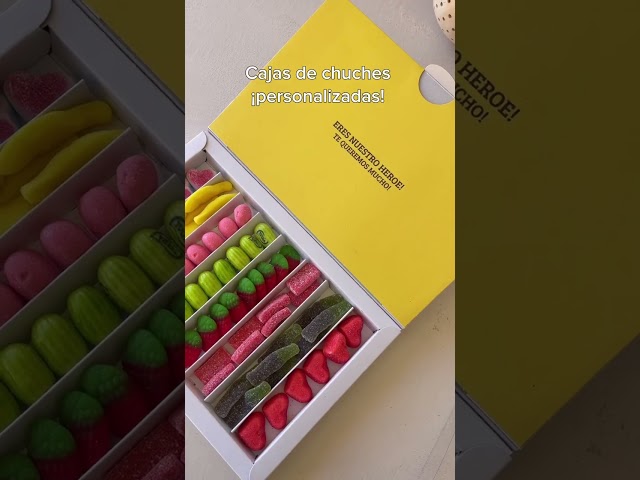 Vídeo relacionado con Transparent Gift Caja de Dulces Personalizada con Muñecos y Nombres. Cajas de Bombones y Chuches Personalizadas. Regalos Originales para Novios, Madres y Padres. Regalo para Niños, Niñas, Abuelas.