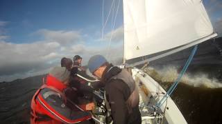 Zeilen met windkracht 7 in de Keus 22 op het Slotermeer in Friesland.