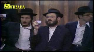 ניגון שמחה (ניגון ר"ט) בהתוועדות הרבי מליובאוויטש - התמונה מוצגת ישירות מתוך אתר האינטרנט יוטיוב. זכויות היוצרים בתמונה שייכות ליוצרה. קישור קרדיט למקור התוכן נמצא בתוך דף הסרטון