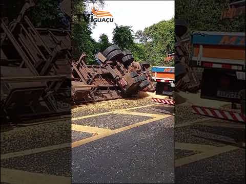 🚨 URGENTE: CAMINHÃO CARREGADO COM MILHO TOMBA NA PR-281 ENTRE CAPANEMA E REALEZA