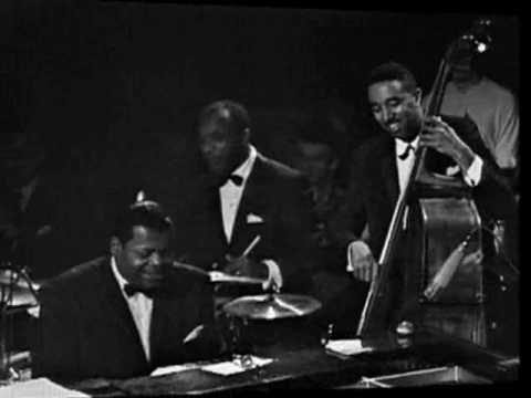Oscar Peterson: Long Ago (and Far Away)  (Kern / Gershwin, 1944, from "Cover Girl")