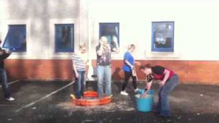 preview picture of video 'Comic Relief Red Nose Day 2011 BT Gunge a HDM =)'