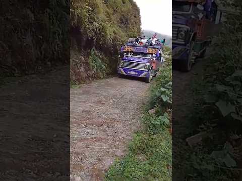 la hermosa #chivas la marinilla en Samaná Caldas,  va cargada de #campesinos #campo #vidarural