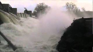preview picture of video 'South Glens Falls Powerful hydroelectric water display'