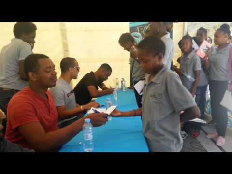 Os SWAGs Djodje, Batchart e R100J, dão autografos no Liceu Fulgencio Tavares!