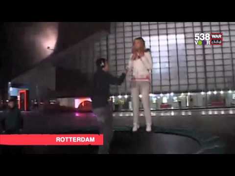 538 voor WarChild: De stunt van Martijn Muijs - 30 minuten trampoline springen!