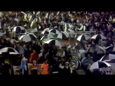 "All boys 2 boca 0 entrada de la banda al estadioðŸ" Barra: La Peste Blanca &bull; Club: All Boys