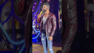 Gusttavo Lima cantando “Rosas, versos e vinhos”