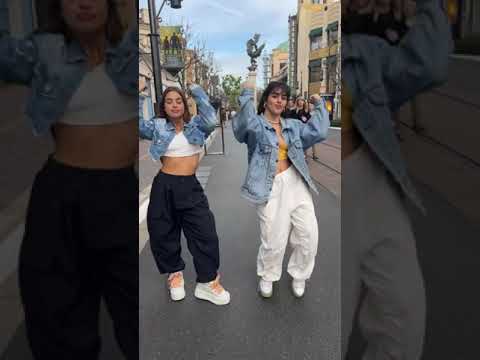 נועה קירל רוקדת עם עוד בחורה באמצע הרחוב, הטימטום חוגג לו!