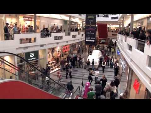 Městské divadlo Zlín - flash mob ve Zlatém Jablku
