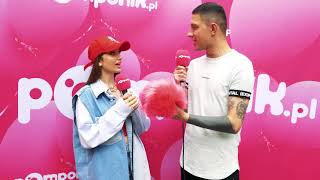 Viki Gabor odbiera nagrodę specjalną od serwisu Pomponik.pl