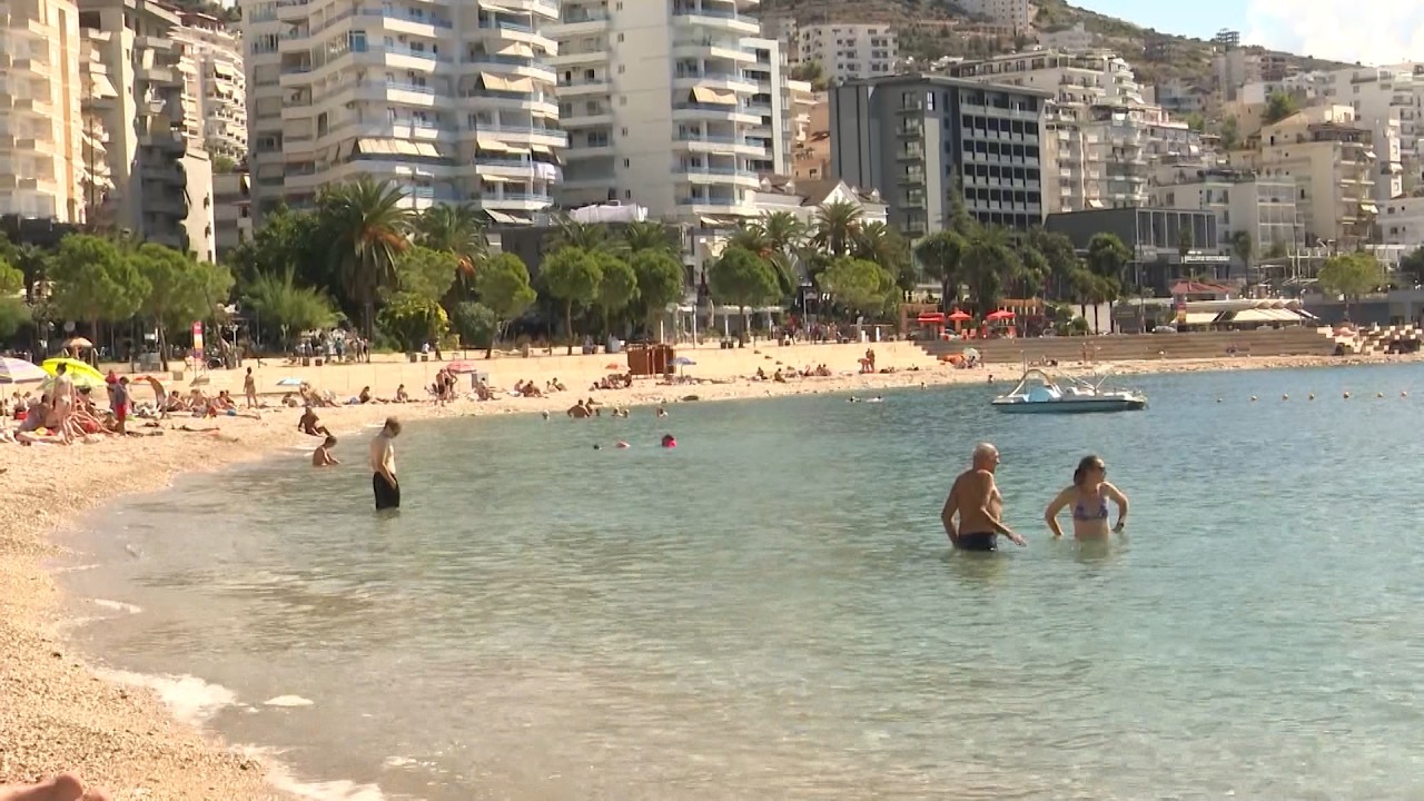 Turistët shijojnë ditët me diell dhe detin, plazhet e Sarandës vazhdojnë të mbushura edhe në tetor