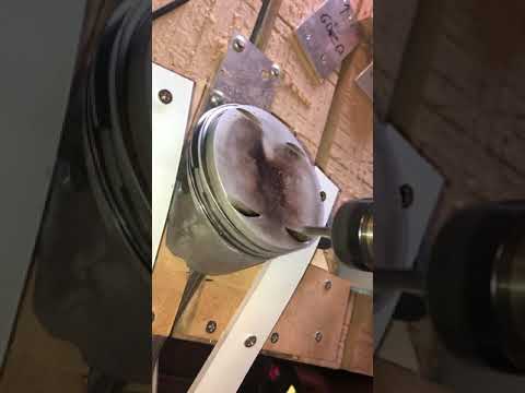 Frezowanie miejsc na zawory w tłoku