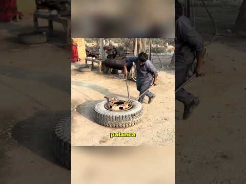 ¡Mecánicos pakistaníes reparan una llanta de camión destrozada por solo $10! ​​🛠️