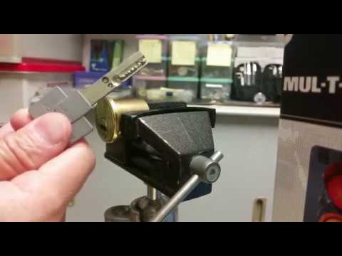 【如何在一分鐘內解破市面較難開的鎖?】 (電腦鎖灰頭匙)