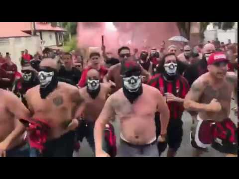 Os Fanáticos Torcida do Atlético Paranaense faz festas nas ruas indo para clássico contra o Coritiba