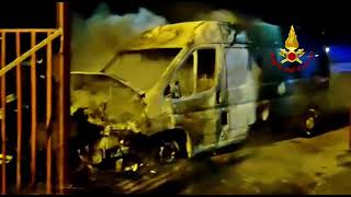 furgone-in-fiamme-a-castelfranci-l-intervento-dei-vigili-del-fuoco