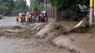 preview picture of video 'flood @ brgy.sac sac, bacong.(bagyong sendong) part 2'