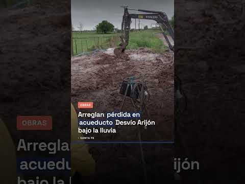 Arreglan pérdida en acueducto Desvío Arijón bajo la lluvia